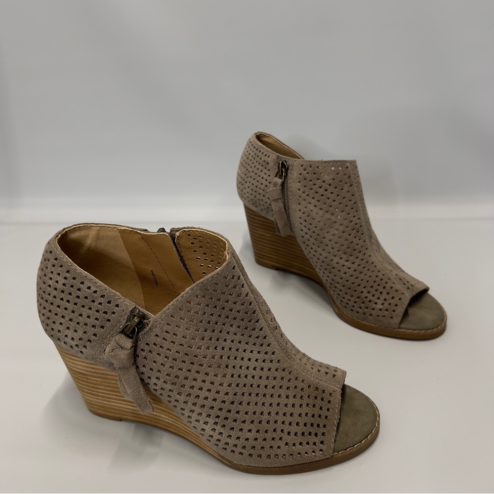 LUCKY BRAND women’s size 7.5 zip Up Ankle Boots Booties wedge heel.
